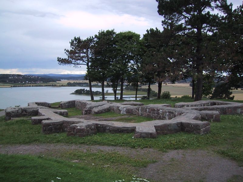 Fil:Mikaelskirken (Slottsfjellet).JPG