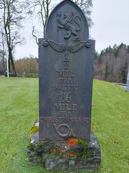 Milestolpe ved Bamble kirke ved E18s tidligere trasé. Foto: Pål Giørtz (2023).