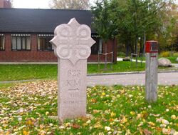Moderne milestein på pilegrimsleden, ved Furuset kirke i Oslo. Foto: Stig Rune Pedersen (2011).