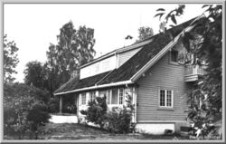 Nr. 160: Milesten etter ombygging av ordfører Haakon Sommerfeldt som bodde her fra 1909. Foto: Finn Lønnå/Bærum bibliotek (1986).