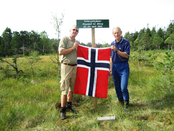 Minneplate for fallskjermslipp til hjemmestyrkene i Strømmen på Kåterudmåsan i Enebakk, oppsatt i 2006 av Strømmen Vel og Sagelvas Venner, Strømmen.