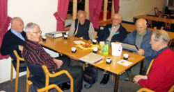 Fem av medlemmene av Milorggruppe 12121 samlet i februar 2006. Fra venstre Arne Hellerud, Finn Helgesen, Arne Sørensen, Kåre Jahr og Eyolf Milliansen i samtale med Alf Stefferud. Foto Steinar Bunæs.