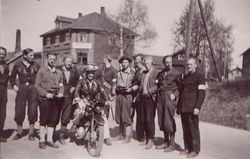 Milorg med motorsykkelordinans på kontrollpost i Strømsveien, Strømmen mai 1945.