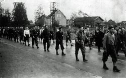 Milorgdefilering mai 1945 Strømmen. Lagleder Finn Helgesen først i nærmeste rad.