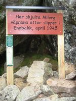 Minneplate for skjulestedet ved Åmotdammen, oppsatt av Sagelvas Venner, Strømmen, april 2012.