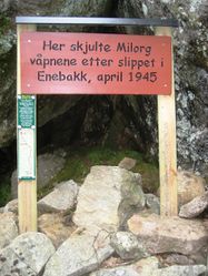 Minneplate oppsatt ved Milorghula nær Åmotdammen av Sagelvas Venner, Strømmen, april 2012. Foto Steinar Bunæs.