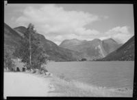Mindresunde ved Oppstrynsvatnet,1948. Ukjend fotograf/Nasjonalbiblioteket