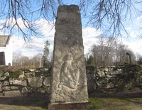 Minnebauta over lokale falne under andre verdenskrig ved Eidsvoll kirke. Foto: Stig Rune Pedersen
