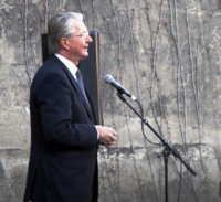 Minnepark Carl Fredriksens Transport. Ordfører Fabian Stang taler ved markeringen i 2012.