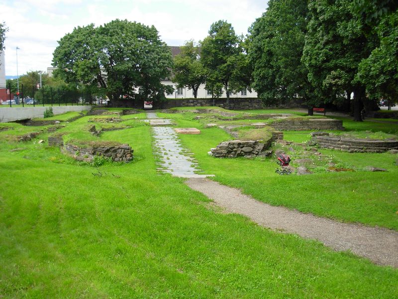 Fil:Minneparken Hallvardskatedralen01.JPG