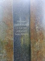 Minnesmerket over falne i operasjoner etter 1945, innskriften. Foto: Chris Nyborg (2019).