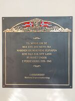 Minneplaten i våpenhuset. Foto: Pål Giørtz (2024).