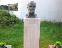 Minnesmerke over dikteren Hans Børli utenfor Eidskog rådhus. Foto: Stig Rune Pedersen