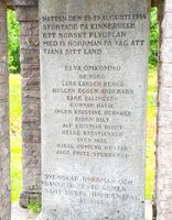 Minnesmerket over Kinnekulle-ulykken. Det ble reist allerede i 1945 og bærer navnene på alle 11 omkomne, inkludert Bjørn Hilt. Foto: Roy Nordqvist (2024)