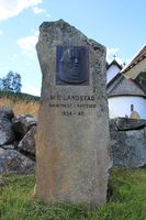 Minnesmerke for Landstad ved Kviteseid gamle kirke. Foto: Vidar Iversen