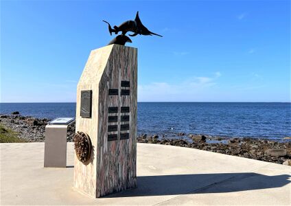 Minnesmerket på Ureddplassen for de omkomne fra ubåten «Uredd». Sverdfisken var ubåtens symbol. Kunstner: Erling Jónsson. Foto: Aurora Revå Olsen (2023)