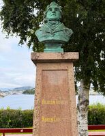 Minnesmerke over Christie ved enden av gata som bærer hans navn, laget av Ambrosia Tønnesen. Støtten ble avduket 17. mai 1891, men sto opprinnelig ved det gamle torvet i Kristiansund. Foto: Vidar Skoglund (2026)