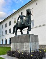 Krigsminnesmerke utenfor Bærum rådhus, utført av Arnold Haukeland. Foto: Stig Rune Pedersen