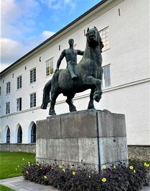 Krigsminnesmerke utenfor Bærum rådhus, utført av Arnold Haukeland. Foto: Stig Rune Pedersen