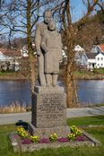 Monumentet Falne fra Lindesnes under andre verdenskrig er utført av Vigeland og avduket 1948. Foto: Rolf Steinar Bergli