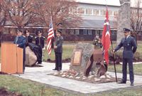 Avduking av minnestein 1993. Foto: Luftforsvaret (KFF).