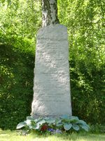 Minnestøtten på Jar, der Sejersted Selmer er minnet. Foto: 2013