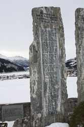 Minnesteinen ved Loen kyrkje over raset i 1905. Foto: Arnfinn Kjelland (2010).