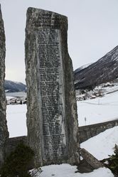 Minnesteinen ved Loen kyrkje over raset i 1936. Foto: Arnfinn Kjelland (2010).