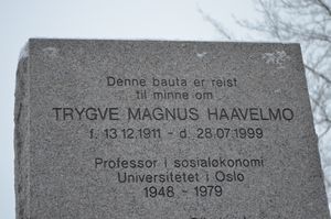 Minnestein Haavelmo tekst.jpg