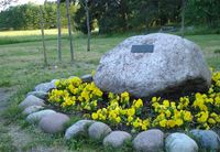 Minnestein i en park i Kista for Måbødalsulykka, der 16 mennesker omkom. Foto: KistaChic