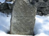 3. Minnestein Nore stavkirke Numedal.jpg