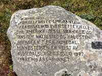 Minnestein for utvandringen til Amerika i 1837 på Vegglifjell i Rollag kommune, med navnene Ole Nattestad, Anstein Nattestad og Hallstein Brekkeeidet nevnt. Steinen ble satt ned av Numedalslaget i Oslo i 1977. Foto: Stig Rune Pedersen (2026)