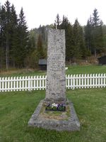 Minnestein for soldat Olaf Ellefsen (1912-1940) ved Hovin kyrkje i Tinn kommune.