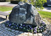 Minnestein for de omkomne i Lillestrøm under det britiske nattangrepet på Kjeller 29.04.1944. Reist av Lillestrøm Historielag. Foto Steinar Bunæs.