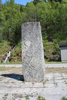 Minnestein ved Verma stasjon over dei som omkom under bygginga av banen, hoggen av Einbu