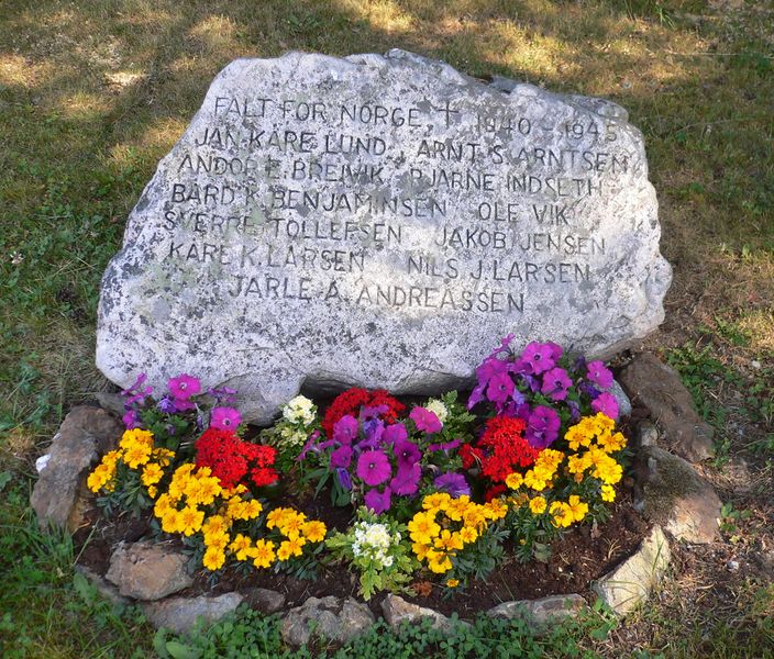 Fil:Minnesteinen ved Kanebogen kirke.jpg