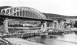 Minnesund bru fra 1913 ble sprengt 11. april 1940. Foto: Olav Tjønneland (1940).