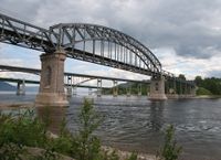 Minnesundbruene. Nærmest Minnesund jernbanebru fra 1879, videre Gamle Minnesundbrua fra 1959 og Nye Minnesundbrua fra 1994 - et foto av Harry Wad fra 2007.