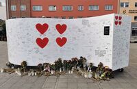 Minnevegg på Østre Torg. Her har folk skrevet minneord over fire unge jenter som mista livet i en brann 8. september 2025.