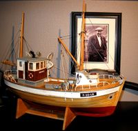 Modellen av” Varnes” er laga av Nils Vikaunet, Bessaker. Rolf Inge Nilsen var oppdragsgivar, og ”båten” har fått heidersplass i stova. Bildet på veggen er av Alf Reidar Nilsen.
