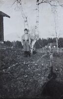 Modolf Westli, fotografert ved Nedre Lokattbakken 1935. Øvre Lokattbakken i bakgrunnen. Foto: Ukjent