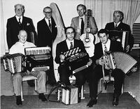 Modum gammeldansorkester - Startet 1976 Foran fra venstre: Magnus Mellesmo, Rudolf Lund, Thure Lund Bak fra v.: Ragnvald Borgen, Arvid Gunnerud, Jan Tholpinrud, Thorleif Myhre