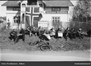 Moelv i Ringsaker - 8. mai 1945 - Oslo-Pressen har kommet.jpeg