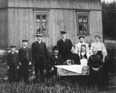 Dette huset på Gustadhøgda bygde Anders Gustaf Olsson mens han og familien bodde på Erteløkka. Klikk på bildet for mer info.