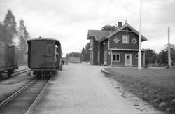 Moisund stasjon med sporene. Ukjent/Origo - Norske jernbanestasjoner