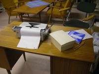 Bibliotekaren sitt arbeidsbord står urørt.