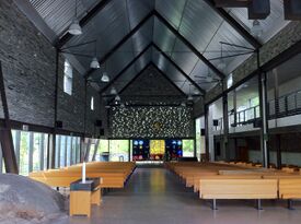 Kirkerommet i Mortensrud kirke. Foto: Andrewrabbott (2014).