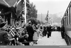 Mosby forbereder mottagelse av kong Haakon 22. juni 1938. Ukjent/Jernbanemuseet