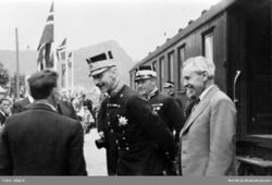 Kong Haakon VII på Mosby stasjon ved åpningen av Sørlandsbanen 22.juni 1938. Ukjent/Jernbanemuseet