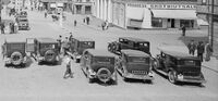 Drosjene står klare. Foto: Ukjent fotograf, 1930-tallet.